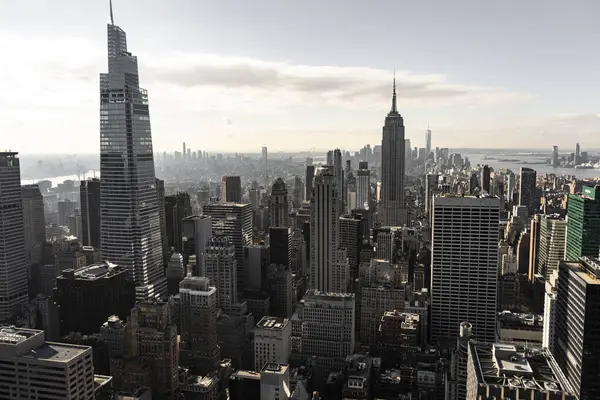 Yükselen gökdelenler ve hareketli şehir hayatı ile New York 'un yoğun kentsel manzarasının havadan görüntüsü. İkonik Empire State Binası binalar denizi arasında duruyor..