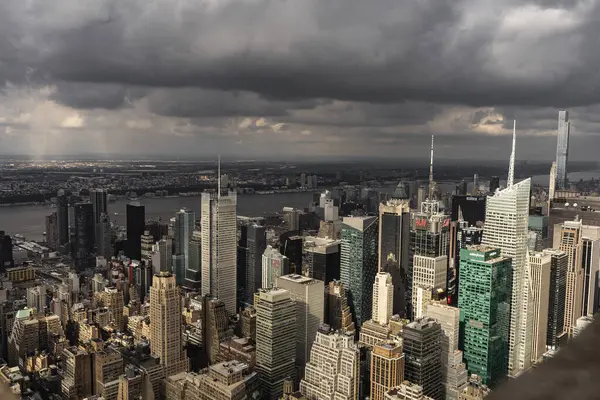 Görüntü, New York şehrinin gökdelenleri ve yoğun kentsel manzarasıyla kaygı verici bulutların zeminine karşı nefes kesici bir hava manzarası sergiliyor..