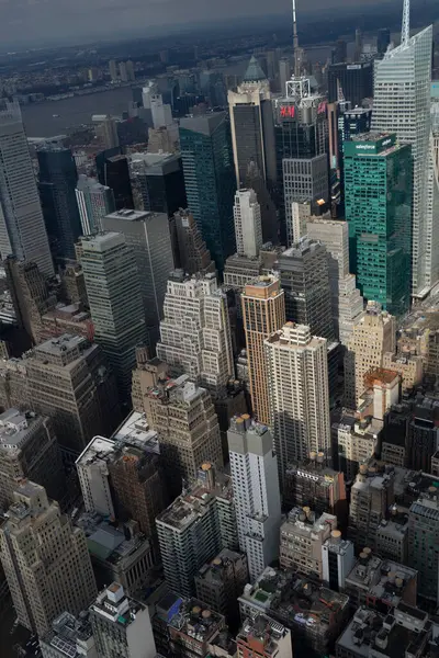 Görüntü, gökdelenleri ve yüksek binaları yoğun bir şekilde bir araya getiren hareketli bir metropol tasvir ediyor. Havadan bakıldığında şehir mimarisinin ihtişamı ve karmaşıklığı gözler önüne seriliyor..