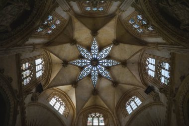 Burgos katedrali yıldız formundan bir kasa.