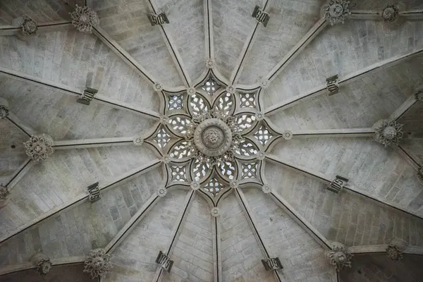 Burgos katedrali yıldız formundan bir kasa.