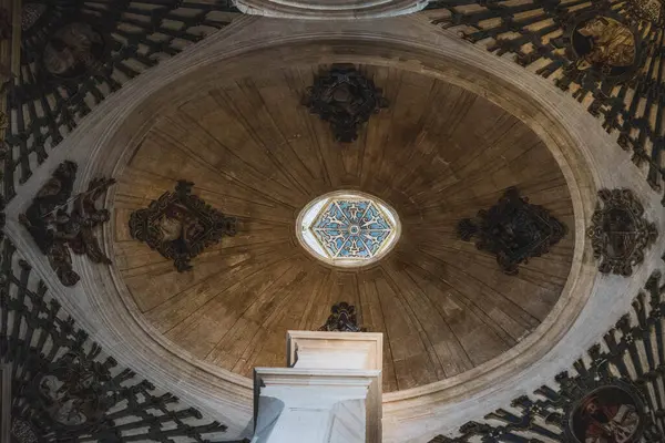 Burgos katedralinin yumurta şeklindeki kasası.