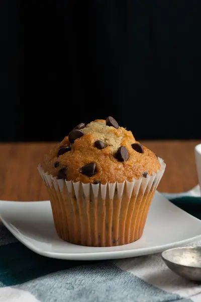 Çikolata parçacıklı kek tabağa yakın.