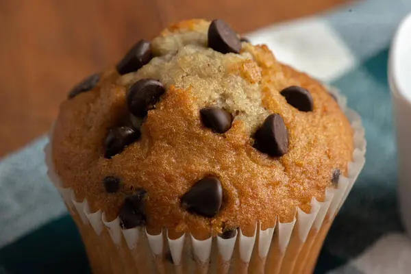 Çikolata parçacıklı kek tabağa yakın.