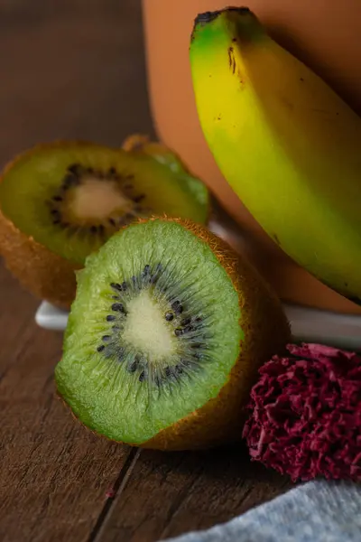 kivi ahşap tahta üzerinde