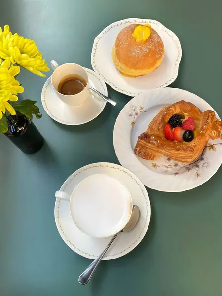 Masada kahve ve kruvasanla kahvaltı.