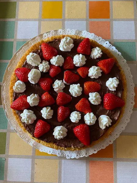 çilek ve krema ile çikolatalı kek