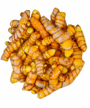 Beyaz arkaplanda izole edilmiş sarı zerdeçal kökleri