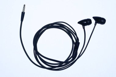 Beyaz arkaplanda izole edilmiş siyah bir kulaklık resmi