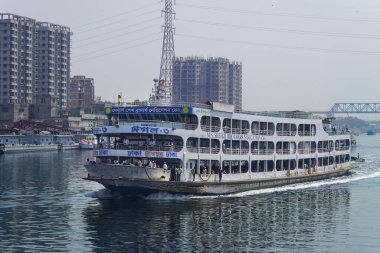 Bangladeş nehrinde yelken açan büyük yolcu gemisi, Bangladeş 'te ulaşım sistemi (Buriganga Nehri, Dhaka, Bangladeş - 01-02-2025)
