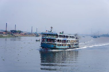 Bangladeş, Bangladeş 'te Ulaştırma Sisteminde yelken açan yolcu gemisi (Buriganga Nehri, Dhaka, Bangladeş - 01-02-2025)