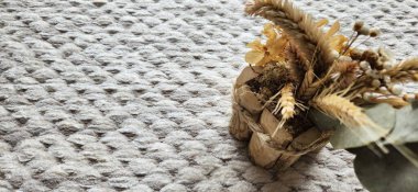 Dökümlü Halı Arkaplanında Kurumuş Doğal Yapraklı Kırsal Vazo