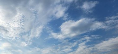 Şafakta Bulutlu Mavi Gökyüzü