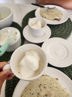 Lezzetli kahvaltı meyve ile