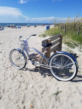 Krom plaj bisikleti tezgaha yaslanıyor