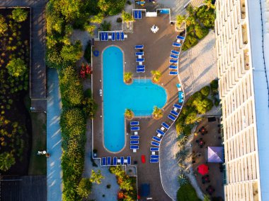 Bir otel havuzunun yukarıdan aşağı görüntüsü..