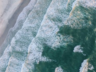 Kumsalda dalgaların uzaktan kumandalı görüntüsü. Wrightsville Sahili.