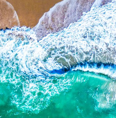 Sahildeki dalgaların içinde bir kıvrım görüntüsü..