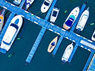 Yat limanındaki teknelerin hava görüntüleri. 45 metreden çekilmiş. Yer Wrightsville Sahili, NC 'ydi.
