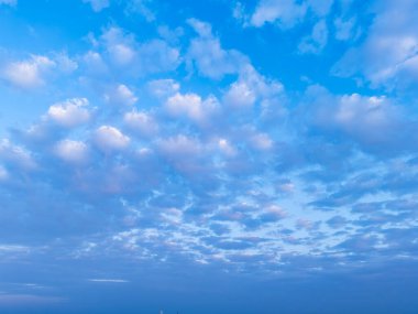 Mavi gökyüzüne bakan bir dronla çekilmiş bir fotoğraf. Biz buna Carolina Blue gökyüzü diyoruz. Yaz reklamı için harika bir fotoğraf..