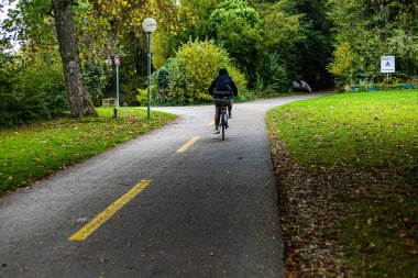 İşe bisikletle giden ya da egzersiz yapan iki kişi.