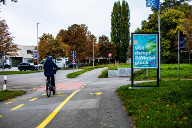 İşe bisikletle giden ya da egzersiz yapan iki kişi.