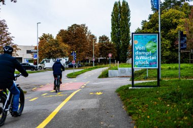 İşe bisikletle giden ya da egzersiz yapan iki kişi.