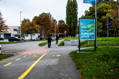 İşe bisikletle giden ya da egzersiz yapan iki kişi.