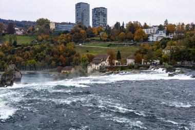 İsviçre 'de Schaffhausen yakınlarındaki Neuhasen' deki Rheinfall şelalesine yapılan geziden fotoğraflar, şelale ve şehir manzarası.