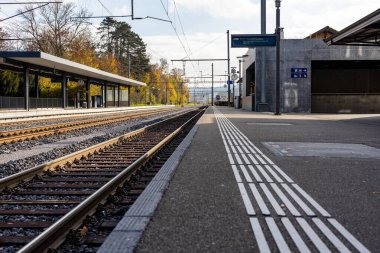 Fotoğraf platformu gösteriyor. Kreuzlingen 'de tren istasyonunda 3 kişi.