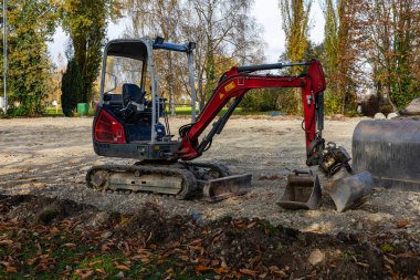 Fotoğrafta, Kreuzlingen 'de Bodensee yakınlarındaki bir parkta çalışan bir kazıcı görüyoruz.