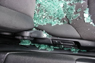 Fotoğraf, araba telsizlerinin, kırık bir arabanın vandalizminin etkilerini gösteriyor.