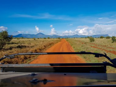 Safari sırasında bir arabadan Tsavo Doğu Ulusal Parkı manzarası