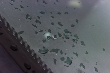 Fotoğraf, araba telsizlerinin, kırık bir arabanın vandalizminin etkilerini gösteriyor.