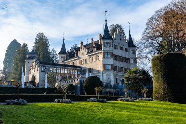 Kreuzlingen 'deki Seeburg Kalesi' nin güneşli bir kış günü manzarası çok güzel.