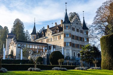 Kreuzlingen 'deki Seeburg Kalesi' nin güneşli bir kış günü manzarası çok güzel.