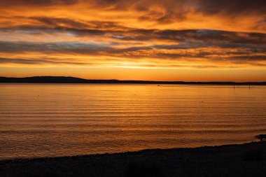 Bodensee Gölü 'ndeki Kreuzlingen sahilinde gün doğumu
