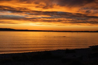 Bodensee Gölü 'ndeki Kreuzlingen sahilinde gün doğumu