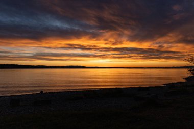 Bodensee Gölü 'ndeki Kreuzlingen sahilinde gün doğumu
