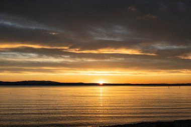 Bodensee Gölü 'ndeki Kreuzlingen sahilinde gün doğumu