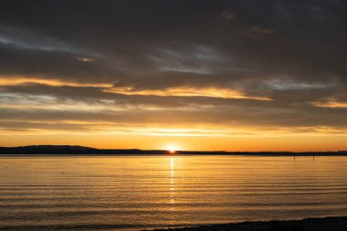 Bodensee Gölü 'ndeki Kreuzlingen sahilinde gün doğumu