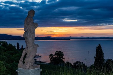 Bodensee Gölü manzaralı Baküs heykeli