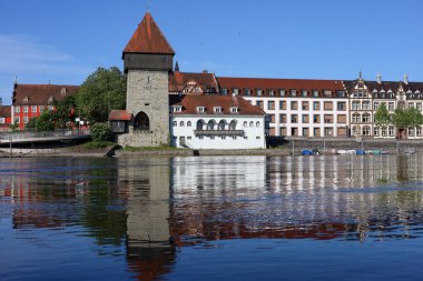 Konstanz 'daki Rheintorturm manzarasını betimleyen Bodensee göllerinden resimler