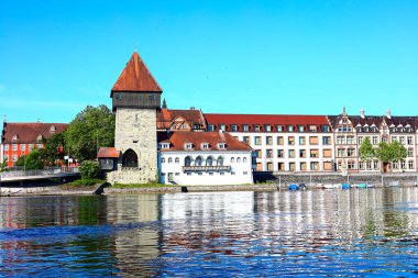 Konstanz 'daki Rheintorturm manzarasını betimleyen Bodensee göllerinden resimler