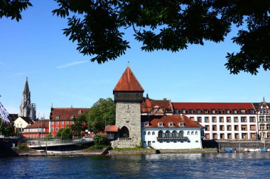 Konstanz 'daki Rheintorturm manzarasını betimleyen Bodensee göllerinden resimler