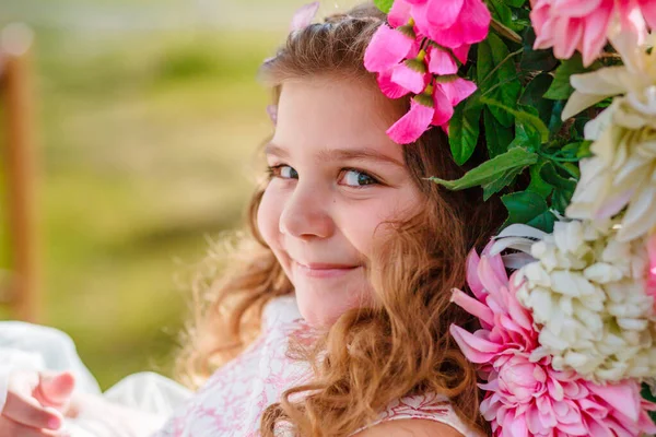 Gyönyörű Kislány Iskolakezdő Finom Ruhában Egy Hintán Virágokkal Díszítve — Stock Fotó