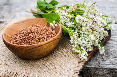 Kuru karabuğdaylı gevşek ürünler için şeffaf kavanoz.