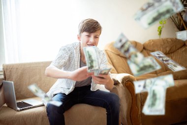 Z kuşağı genç, dizüstü bilgisayarla oynarken parayı saçarak israf ediyor. 14 yaşında, briketli bir çocuk dairede dolar içiyor. Çocuk parayı nasıl idare edeceğini bilmiyor. Gençlerde mali sorunlar.