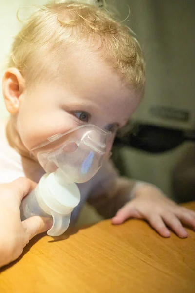 흡입기가 마스크를 아기를 귀엽게 만든다 집에서의 신생아 호흡기 치료를 있어요 — 스톡 사진