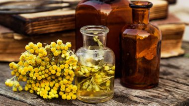 Temmuz arenyumu, helichrysum arenyumu, cüce sonsuzluğu, köri bitkisi, İtalyan çileği eczane şişeleri tentür ve güzellik salonları ve alternatif tıp için gerekli yağlar